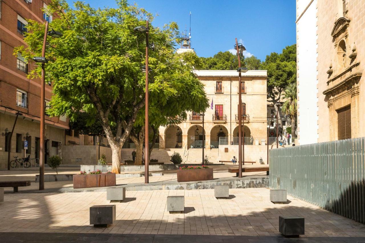 Estudios Ramon Llull Dénia Buitenkant foto
